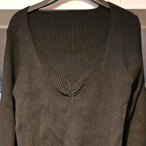 HALARA Black V-Neck Ribbed Sweater